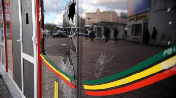 Izsists loga stikls slēgtajā "legālo narkotiku" tirgošanās kioskā Marijas ielā. Foto: Edijs Pālens, LETA