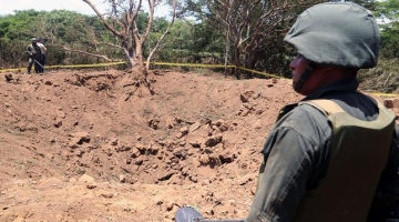 Nikaragvas karavīri apsargā vietu, kur nogāzies meteorīts. Foto: AFP/LETA
