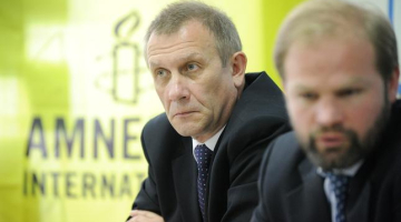 "Amnesty International" pārstāvniecības vadītājs Maskavā Sergejs Ņikitins (pa kreisi). Foto: AFP/LETA