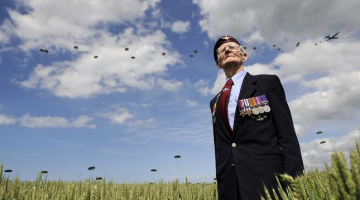 Veterāns vēro desanta izcelšanos. Foto: EPA/LETA