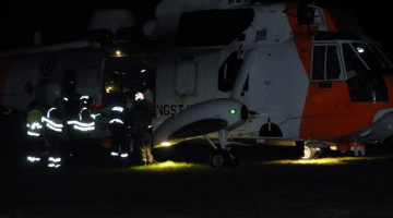 Norvēģijas glābēju helikopteris ieradies notikuma vietā pirmais. Foto: AFP/LETA