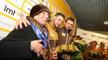 Vecmāmiņa Lilija Šica ar mazdēliem Soču olimpisko spēļu bronzas medaļu ieguvējiem - kamaniņu braucējiem Juri un Andri Šiciem svinīgās sagaidīšanas ceremonijas laikā lidostā "Rīga". Foto: Edijs Pālens, LETA