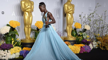 Labākā otrā plāna aktrise Lupita Njongo ar Oskara balvu, ko saņēma par darbu filmā "12 Years a Slave". Foto: AFP/LETA