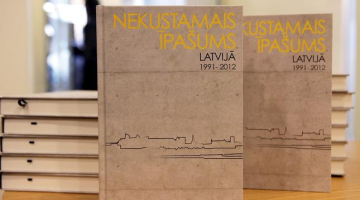 Grāmata "Nekustamais īpašums Latvijā 1991-2012". Foto: Ieva Čīka, LETA