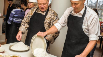 Artis Pabriks (no labās) un Raimonds Graube cep piparkūkas karavīriem. Foto: Gints Ivuškāns, F64