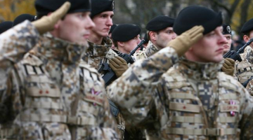 Lāčplēša dienas parādē NBS karavīri. Foto: Dmitrijs Suļžics, F64