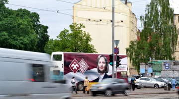 Nacionālās apvienības reklāma uz autobusa. Foto: Renāte Briede, LETA
