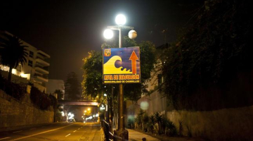 Peru, Lima. Ielā uzstādītā zīme rāda evakuācijas virzienu cunami gadījumā. Foto: AFP/LETA