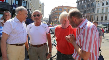 Partijas "Par cilvēka tiesībām vienotā Latvijā" pārstāvis Vladimirs Buzajevs (pirmais no labās) un Jakovs PLiners (otrais no kreisās) kopā ar domubiedriem pirmdien pie "Laimas" pulksteņa, vācot ziedojumus Austrumukrainas separātistu atbalstam. Foto: Evija Trifanova, LETA