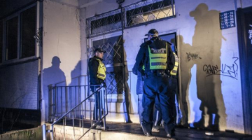 Policijas reids spaisa bodītē pirms kriminālatbildības stāšanās spēkā. Foto: Lauris Aizupietis, F64