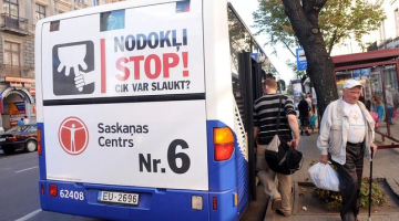 Šāda partijas "Saskaņas centrs" politiskā reklāma sabiedrisko transportu "rotāja" 2011.gadā pirms Saeimas ārkārtas vēlēšanām. Foto: Evija Trifanova, LETA