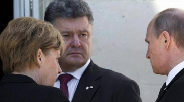Angela Merkele (no kreisās), Petro Porošenko un Vladimirs Putins pirms pusdienām. Foto no BBC
