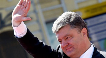 Petro Porošenko sveicina ļaudis Kijevā prezidenta inaugurācijas ceremonijā. Foto: AFP/LETA