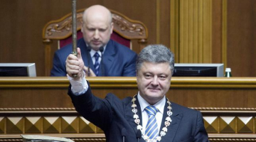 Petro Porošenko nodod prezidenta zvērestu Ukrainas parlamentā. Foto: AFP/LETA