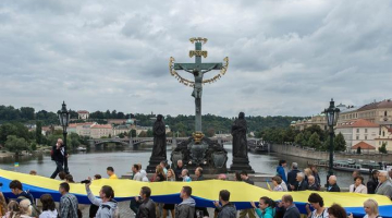 Čehijas galvaspilsētā Ukrainas Neatkarības dienā 24.augustā notika Ukrainas atbalsta demonstrācija. Demonstranti uz Kārļa tilta Prāgā. Foto: AFP/LETA