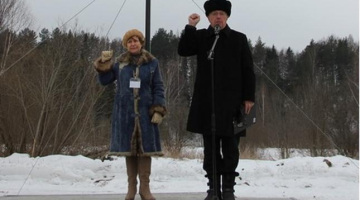 Tatjana Ždanoka PSRS atjaunotāju organizācijas "Sutj vremeņi" ārkārtas kongresā paceļ karogu.