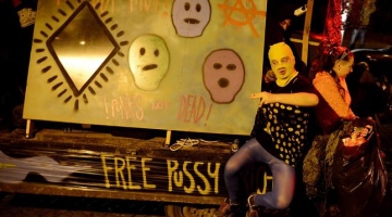 Grupas "Pussy Riot" atbalstītāji piketē Čehijas galvaspilsētā Prāgā. Foto: EPA/LETA