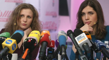 "Pussy Riot" dalībnieces Marija Aļohina (no kreisās) un Nadežda Tolokoņņikova preses konferencē. Foto: EPA/LETA