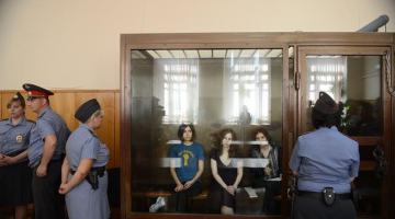 Grupas "Pussy Riot" dalībnieces tiesas zālē. Foto: AFP/LETA