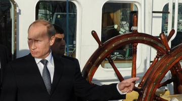 Krievijas prezidents Vladimirs Putins mācībās uz kuģa Melnajā jūrā. Foto: AFP/LETA