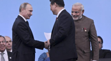 Krievijas prezidents Vladimirs Putins, Ķīnas prezidents Sji Dzjiņpins un Indijas premjerministrs Narendra Modi BRICS samitā Brazīlijā. Foto: EPA-LETA