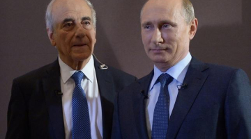 Krievijas prezidents Vladimirs Putins (no labās) un franču žurnālists Žans Pjērs Elkabahs, kurš jau intervēja Putinu Francijas televīzijai. Foto: AFP/LETA