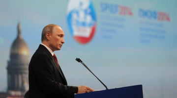 Krievijas prezidents Vladimirs Putins uzrunā 18.Starptautiskā ekonomiskā foruma dalībniekus Sanktpēterburgā. Foto: ITAR-TASS/LETA