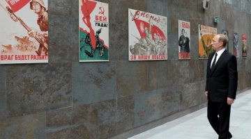 Krievijas prezidents Vladimirs Putins jūlijā apskata izstādi ar plakātiem no Otrā pasaules kara laika. Šo plakātu retoriku Krievija izmanto arī tagad savā propagandas karā, piemēram, uz plakāta, ko vēro Putins, rakstīts: "Sit fašistisko izdzimteni!". Foto: AFP/LETA