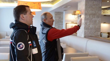 Krievijas prezidents Vladimirs Putins (no labās) un premjerministrs Dmitrijs Medvedevs apmeklē Sočos kompleksu, kur šovasar notiks G8 valstu vadītāju tikšanās. Foto: EPA/LETA