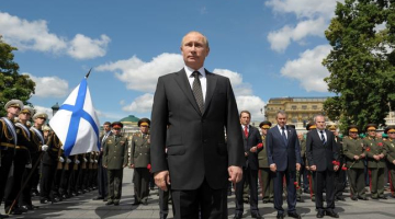 Krievijas prezidents Vladimirs Putins pie Nezināmā karavīra kapa savu ģenerāļu pavadībā. Foto: AFP/LETA