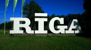 Īstā mākslinieka Valda Celma veidotā Rīgas robežzīme. Foto no interneta