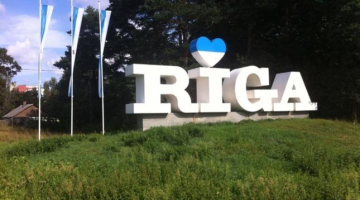 Nila Ušakova sāktā Rīgas zīmes degradēšana, pārkrāsojot garumzīmi burtam Ī un to pārveidojot sirds formā.