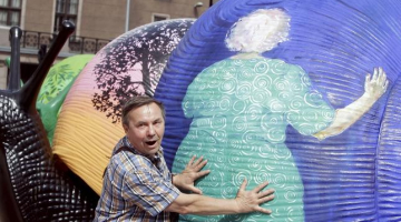 Rīgas svētkos notika arī vidē izvietoto milzu gliemežu apgleznošana. Foto: Kaspars Krafts, F64