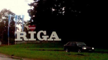 Pārkrāsotā Rīgas zīme. Foto no Twitter