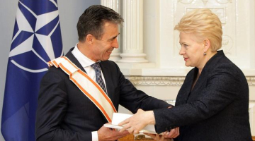 NATO ģenerālsekretāram Andersam Fogam Rasmusenam pasniegts augsts Lietuvas valsts apbalvojums - Vītauta Dižā ordeņa Lielais krusts. Attēlā Rasmusens kopā ar Lietuvas prezidenti Daļu Grībauskaiti. Foto: AFP/LETA