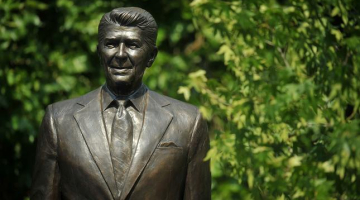 Bijušā ASV prezidenta Ronalda Reigana statuja pie ASV vēstniecības Londonā. Foto: AFP/LETA