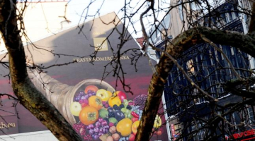 "Trasta komercbankas" reklāma uz mājas sienas Kaļķu ielā. Foto: Lita Krone, LETA
