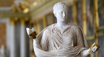 Šī vēsturiskā ķeizarienes Sabinas statuja gan neatrodas Latvijā, bet ir Vācijas Sansusī pils eksponāts, kas arī tiek restaurēts. Foto: EPA/LETA