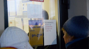 Galvaspilsētas iedzīvotāji stāv rindā pie "Rīgas satiksme" Klientu apkalpošanas centra Rīgas Starptautiskajā autoostā, lai saņemtu "Rīdzinieka kartes", kas dos iespēju lētāk izmantot sabiedrisko transportu. Foto: Gunita Kļava, LETA