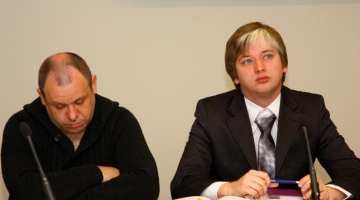 Biedrības "Rodina" pārstāvis Aleksandrs Žguns (no kreisās) un Eiroparlamenta deputāta palīgs sociālo zinātņu maģistrs Aleksandrs Kuzmins piedalās Administratīvajā rajona tiesā, kurā skata biedrības "Rodina" iebildumus par Rīgas pilsētas izpilddirektora Jura Radzeviča lēmumu, ar kuru biedrībai 9.maijā aizliegts rīkot pasākumu. Foto: Zilgma Kukle, LETA