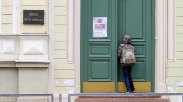 Uz vēlēšanu iecirkni. Foto: Egons Ansbergs, F64