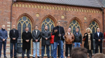 "Saskaņas" piketā Doma laukumā uz skatuves runu saka Rīgas mērs Nils Ušakovs. Foto: Dmitrijs Suļžics, F64