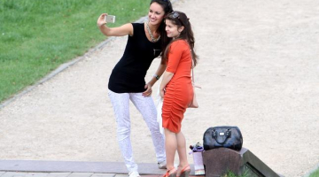 Modernā atkarība no virtuālajiem sociālajiem tīkliem izpaužas arī selfiju jeb pašbildes publicēšanā. Foto: Egons Ansbergs, F64