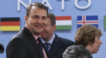 Radoslavs Sikorskis (priekšplānā). Foto: EPA/LETA