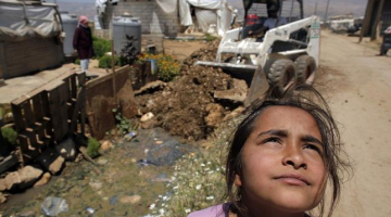Sīriešu bēgļu meitene nometnē Libānā. Foto: AFP/LETA