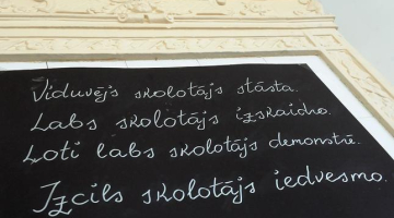 Uzraksts Rīgas Valsts 1.ģimnāzijas skolotāju istabā. Foto: Ieva Lūka, LETA
