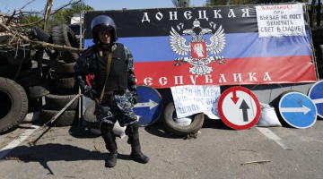 Prokrieviskie separātisti pie Slovjanskas robežas aprīļa beigās. Foto: AFP/LETA