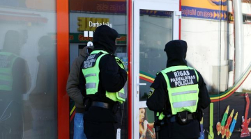 Policijas darbinieki pie "legālo narkotiku" tirgotavas Marijas ielā. Foto: Edijs Pālens, LETA