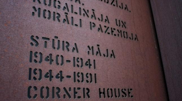 Plāksne pie bijušās Valsts Drošības komitejas ("čekas") ēkas jeb "Stūra mājas" pie Brīvības un Stabu ielas krustojuma. Foto: Edijs Pālens, LETA