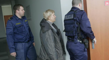 Ārija Stabiņa (centrā) policistu pavadībā tiek ievesta tiesas zālē. Foto: Raitis Plauks, F64